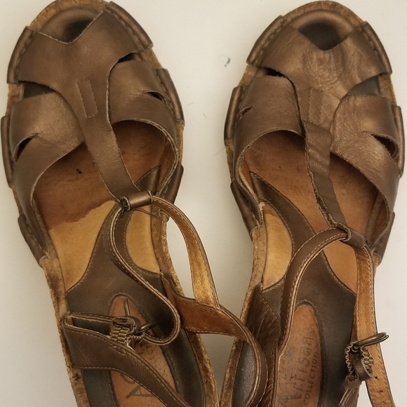 Dark gold Clarks wedge sandals - Picture 4 of 4